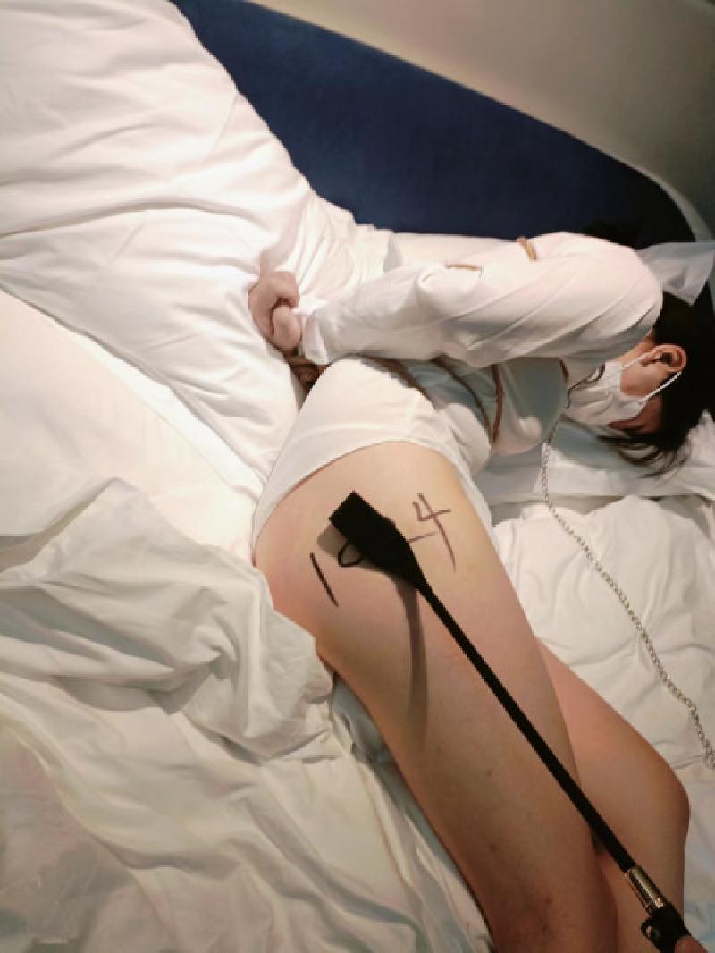 Featured image of post [原创]带验证,02年小母狗打飞的来粤受调，微露脸手写ID，多套情趣内衣加捆绑[21P]