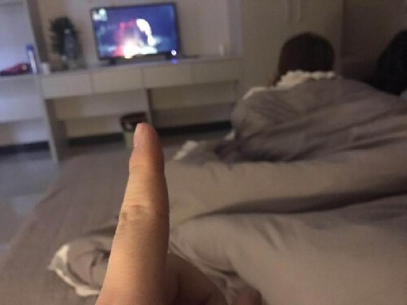 Featured image of post ［原创］［@八两金1024］95年嫩妹千里送逼，震动棒肛塞一起上，盘她。［30P］