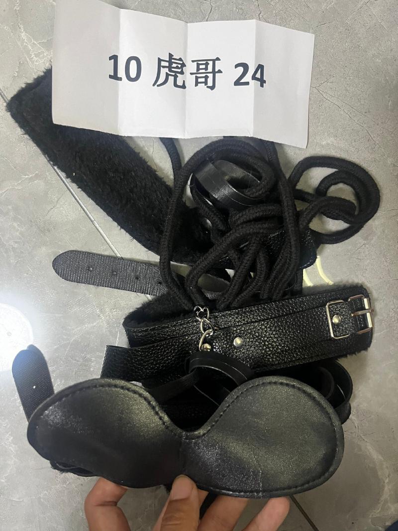 Featured image of post [原创]强烈推荐，粤大奶骚母狗，求凌辱[17P]