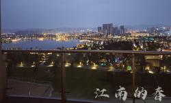 Featured image of post [原创]手势认证，三通萝莉小情人，享受一流的舔脚服务，从酒店卧室干到阳台，给隔壁的客人一点小小的震撼[46P]