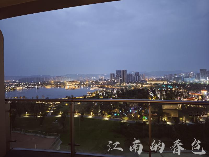 Featured image of post [原创]手势认证，三通萝莉小情人，享受一流的舔脚服务，从酒店卧室干到阳台，给隔壁的客人一点小小的震撼[46P]